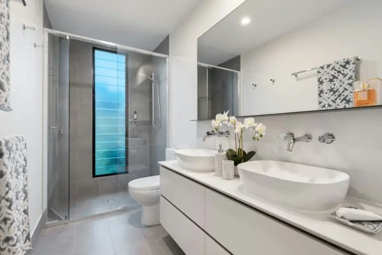 bathroom after a deep cleaning service done by professionals