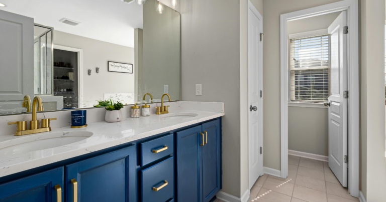 bathroom, cleaned and cozy after a professional cleaning service