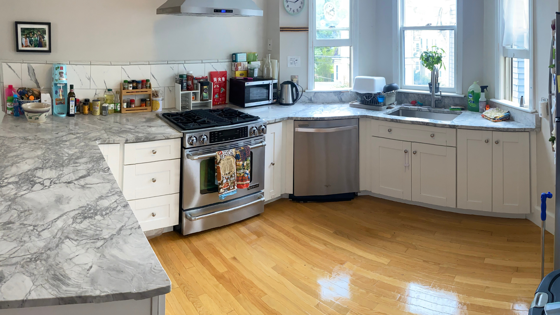 Kitchen after a professional deep cleaning by Cleanadora
