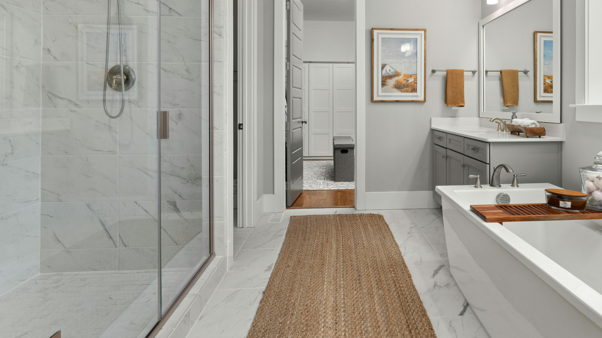 Bathroom after a professional cleaning done by the experts of Cleanadora