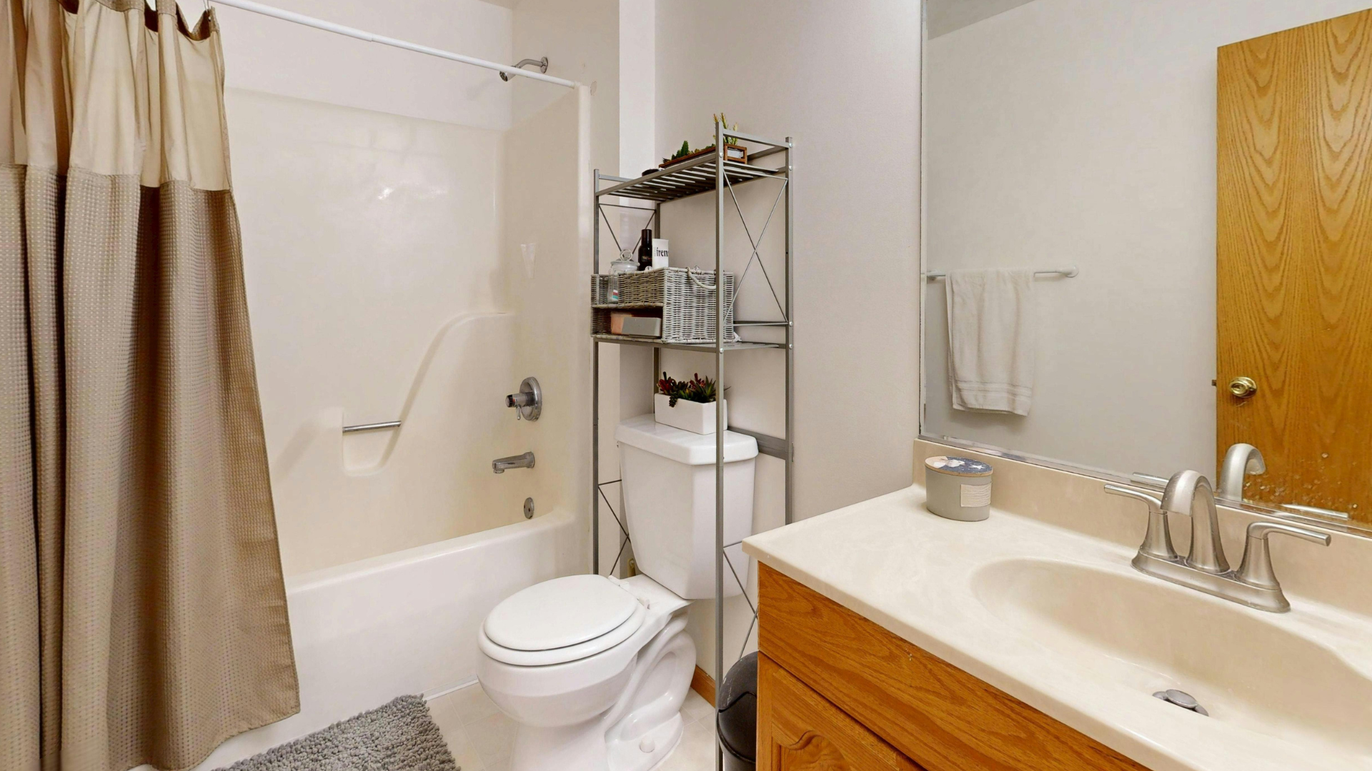 bathroom after a cleaning service done by experts from Cleanadora